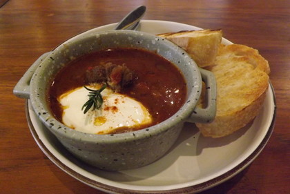 牛ほほ肉のハンガリアン・グーラーシュ（グヤーシュ）・スープ